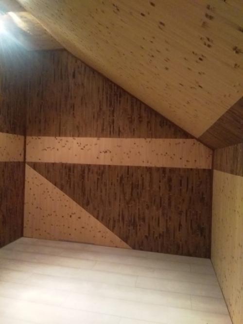 Санузел в мансарде на даче, отделанный бамбуком. 02