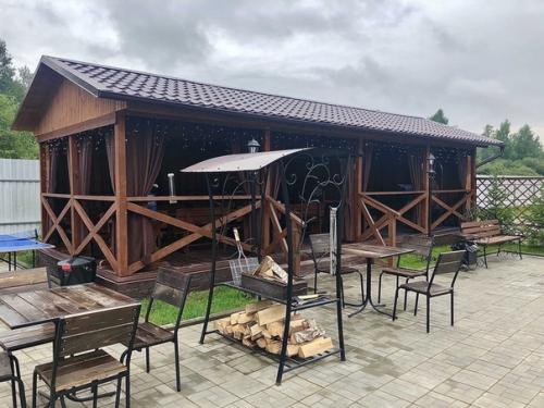 Дача.  Был пустой участок, строили все постепенно, каждый год что-то добавляем, что-то мы улучшаем.