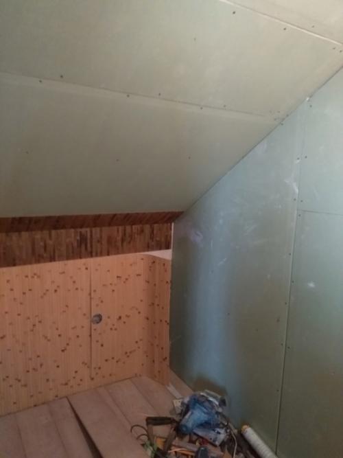 Санузел в мансарде на даче, отделанный бамбуком. 05