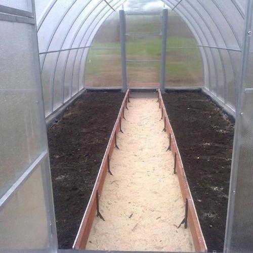 Муж построил теплицу мечты: отапливаемая и просторная. 06