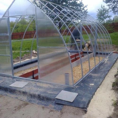 Муж построил теплицу мечты: отапливаемая и просторная. 04