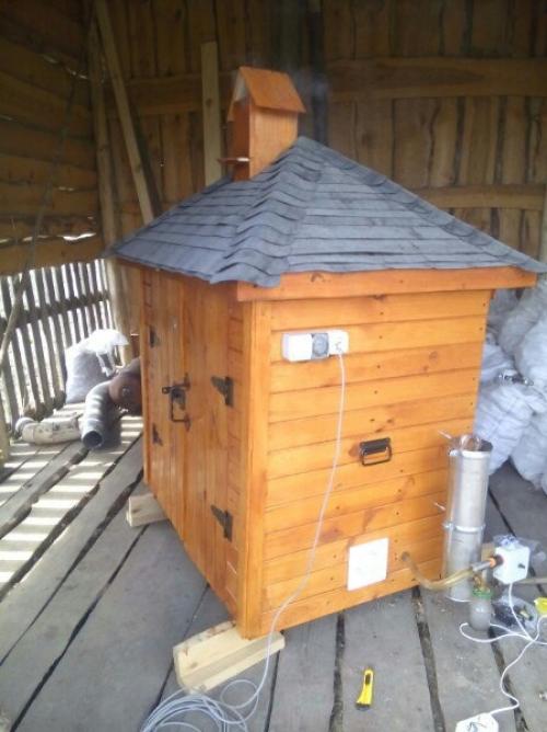 Вот такую сделал коптильню для себя. 02