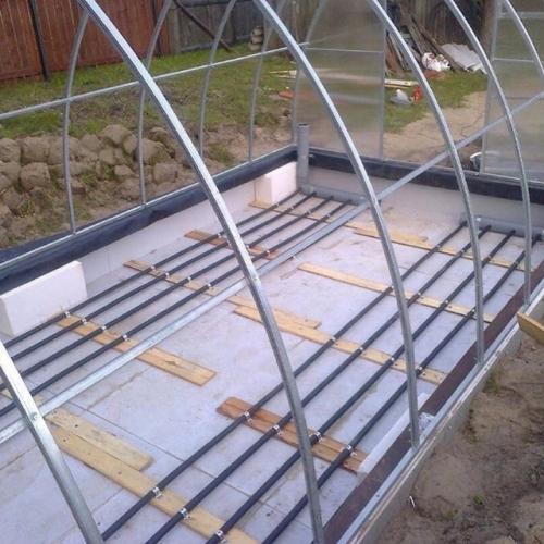 Муж построил теплицу мечты: отапливаемая и просторная. 02