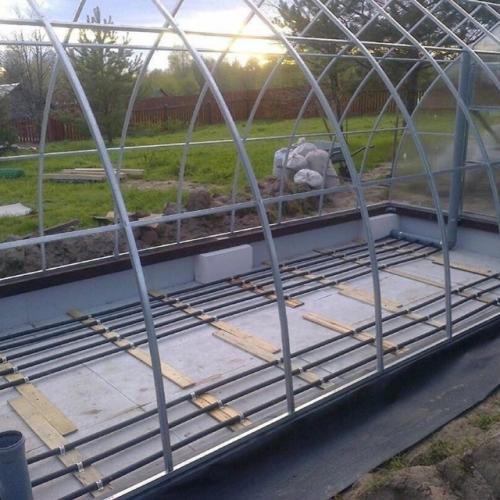 Муж построил теплицу мечты: отапливаемая и просторная. 03