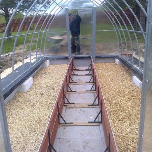 Муж построил теплицу мечты: отапливаемая и просторная. 05