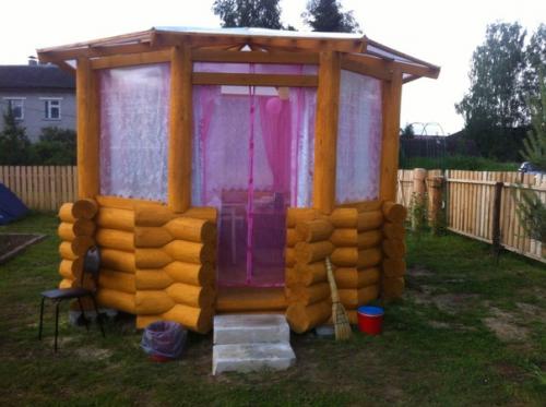 Брат построил беседку, я покрасила, поставили пробабушкин стол.