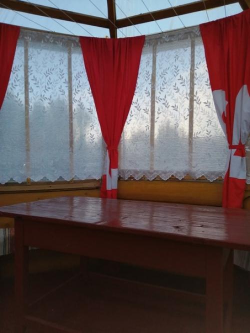 Брат построил беседку, я покрасила, поставили пробабушкин стол. 02