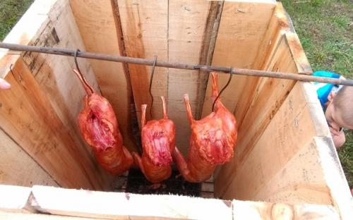 Сделали вот такую коптильню из подручных материалов. 01