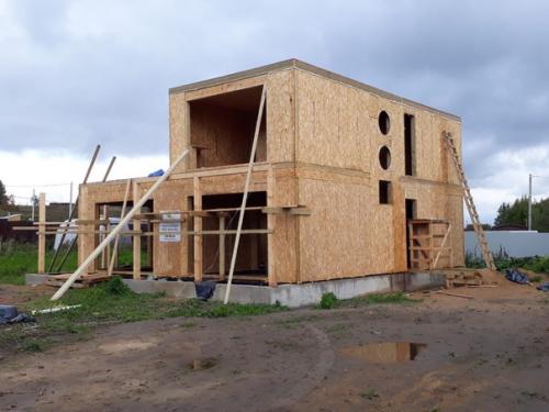 Коробка дома по моему проекту готова. 01
