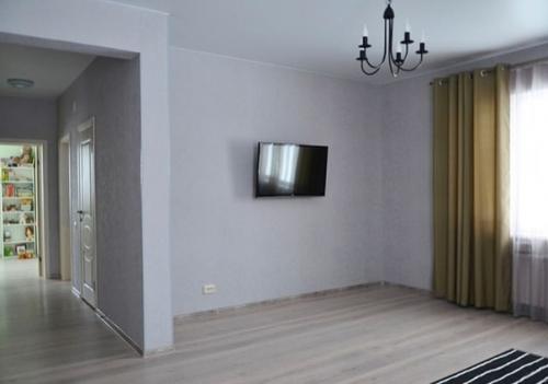 Построили домик, небольшой, но нам достаточно. 03