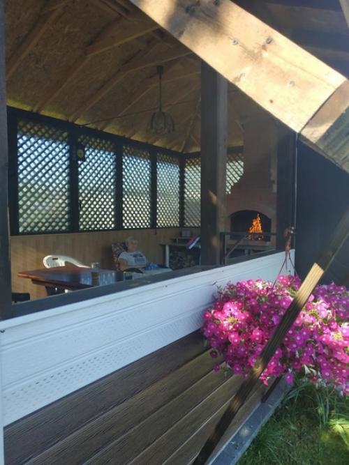 С мужем на пару построили беседку - получилось неплохо. 01