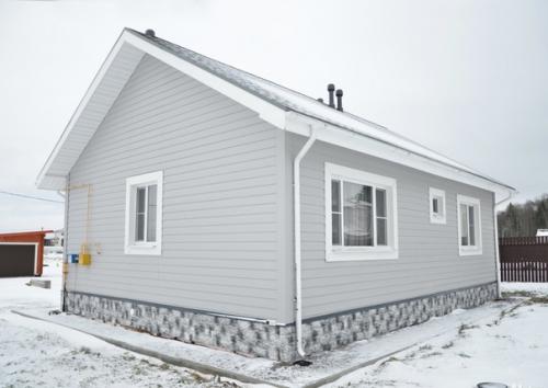 Построили домик, небольшой, но нам достаточно.