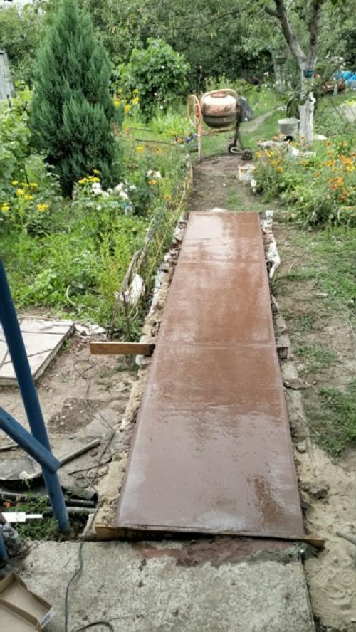 Залили с тестем по участку 30 метров такой дорожки. 05