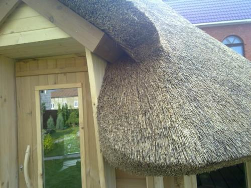 Гриль - домик на даче под камышовой кровлей. 02