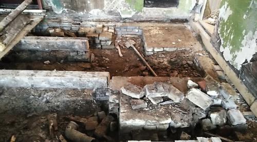 Взялись за ремонт очень старого дома с ограниченным бюджетом своими силами и знаниями. 01