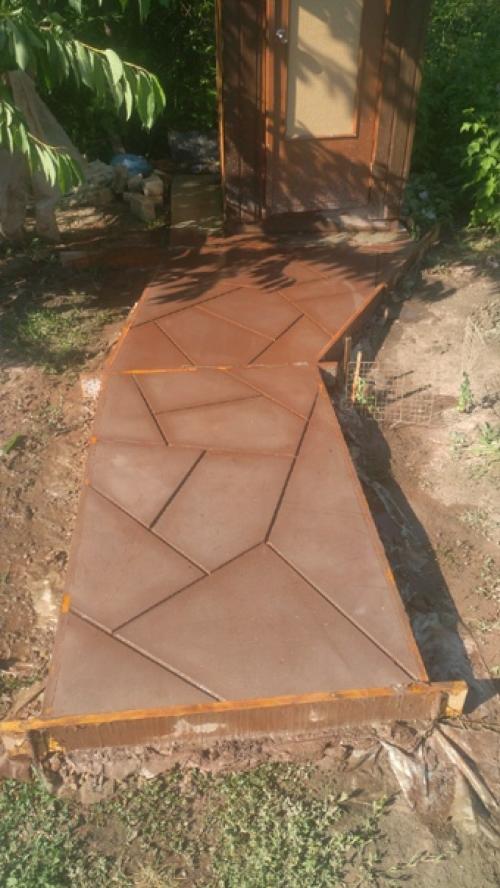 Залили с тестем по участку 30 метров такой дорожки. 07