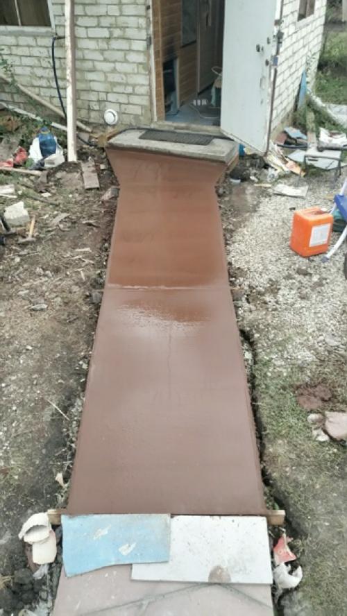 Залили с тестем по участку 30 метров такой дорожки. 04