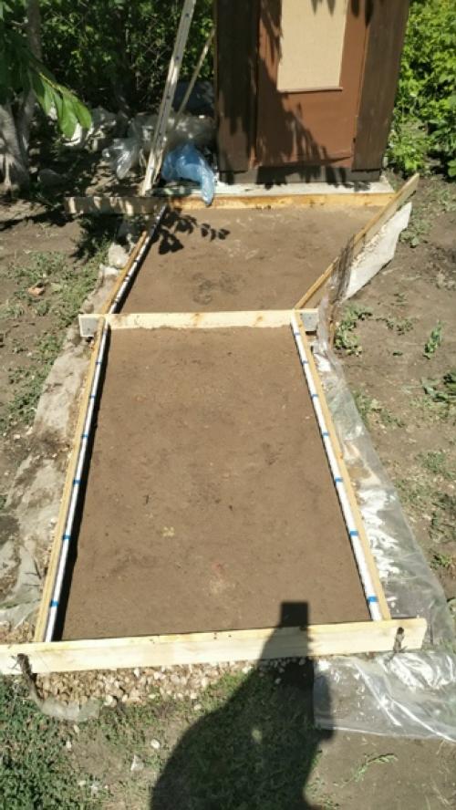 Залили с тестем по участку 30 метров такой дорожки. 01