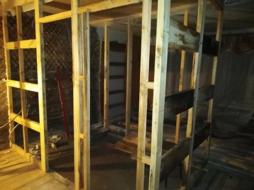 Взялись за ремонт очень старого дома с ограниченным бюджетом своими силами и знаниями. 03