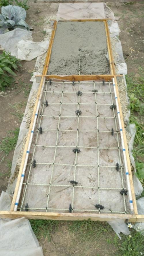 Залили с тестем по участку 30 метров такой дорожки. 03