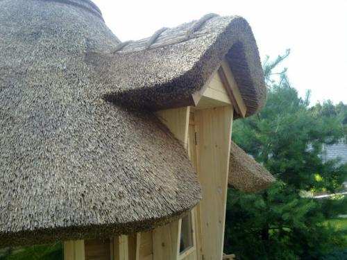 Гриль - домик на даче под камышовой кровлей. 01