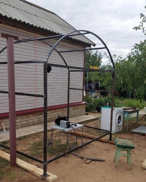 Самостоятельно изготовил кухню под навесом для приготовления на огне.