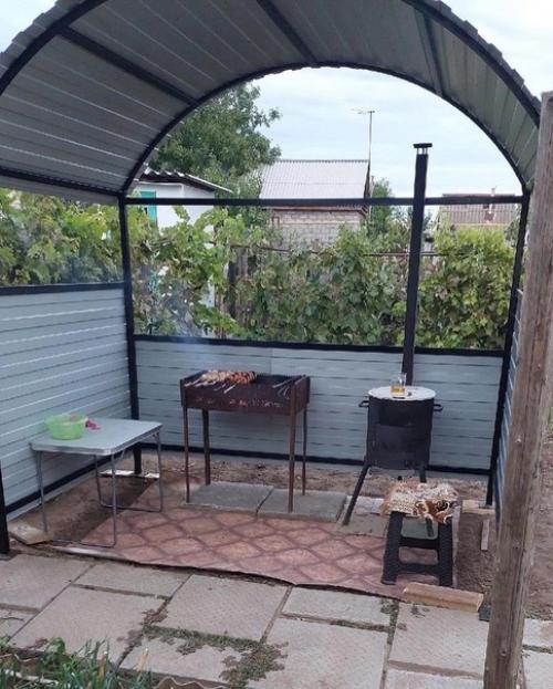 Самостоятельно изготовил кухню под навесом для приготовления на огне. 01