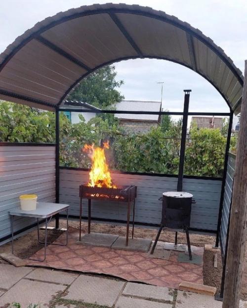 Самостоятельно изготовил кухню под навесом для приготовления на огне. 03