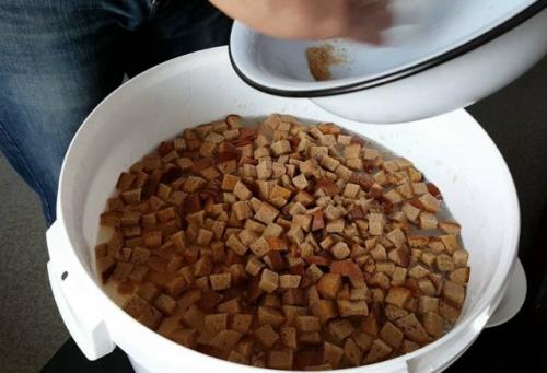 Зачерствевший хлеб - отличное решение для подкормки огородных культур, служащее основой для питательного удобрения. 02 Зачерствевший хлеб - отличное решение для подкормки огородных культур, служащее основой для питательного удобрения. 02