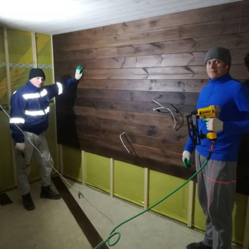 Процесс внутренней отделки имитацией бруса.