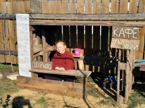 Смастерили детям кафе из двух поддонов - они в восторге. 02