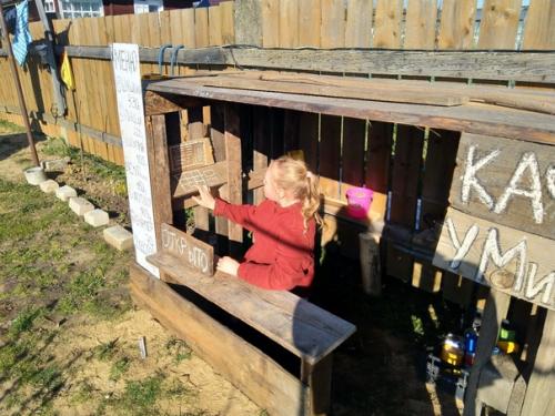 Смастерили детям кафе из двух поддонов - они в восторге. 01