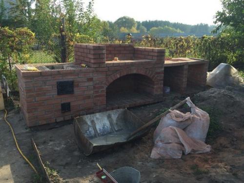 Сделал своими руками зону отдыха с беседкой и барбекю. 03