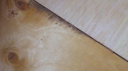 Так как доски на полу у меня не идеальные, то в качестве подготовки основания под чистовое покрытие пола решил использовать фанеру. 04