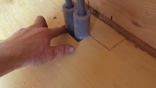 Так как доски на полу у меня не идеальные, то в качестве подготовки основания под чистовое покрытие пола решил использовать фанеру. 03