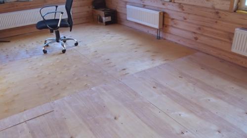 Так как доски на полу у меня не идеальные, то в качестве подготовки основания под чистовое покрытие пола решил использовать фанеру. 06