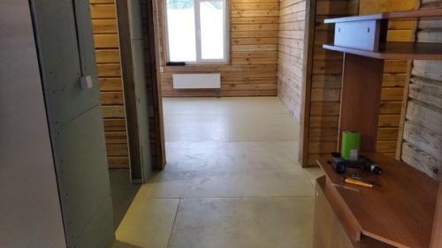 Так как доски на полу у меня не идеальные, то в качестве подготовки основания под чистовое покрытие пола решил использовать фанеру. 09