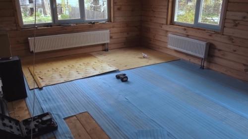 Так как доски на полу у меня не идеальные, то в качестве подготовки основания под чистовое покрытие пола решил использовать фанеру. 02