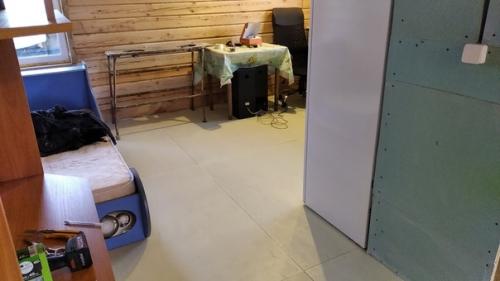 Так как доски на полу у меня не идеальные, то в качестве подготовки основания под чистовое покрытие пола решил использовать фанеру. 08