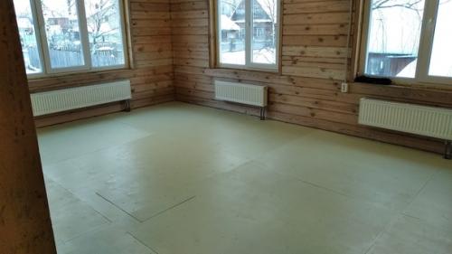 Так как доски на полу у меня не идеальные, то в качестве подготовки основания под чистовое покрытие пола решил использовать фанеру. 07