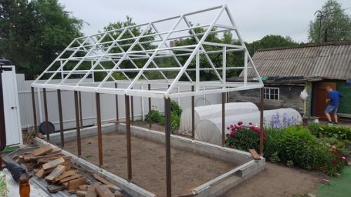 Осуществил давнюю мечту жены об основательной теплице. 03
