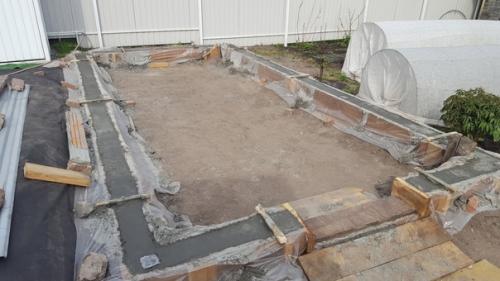 Осуществил давнюю мечту жены об основательной теплице. 01