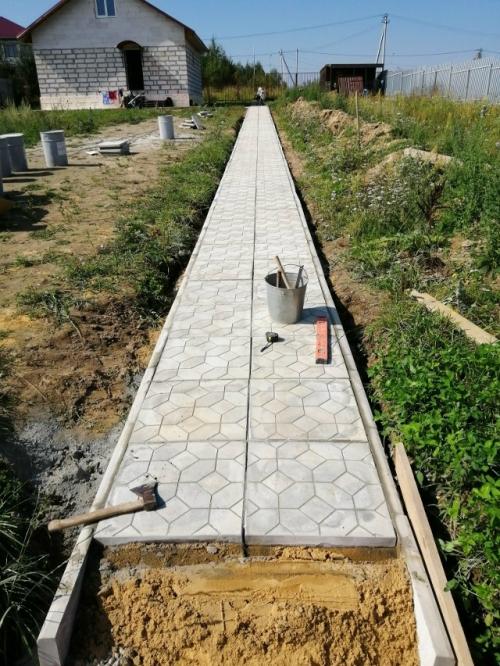 Дорожка на участке, протяжённость 55 метров, работал по выходным на протяжении всего лета. 05