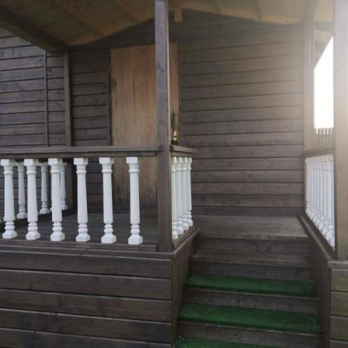 Мы задумали освежить облик нашей бревенчатой избушки, для чего обшили ее деревянной доской. 05