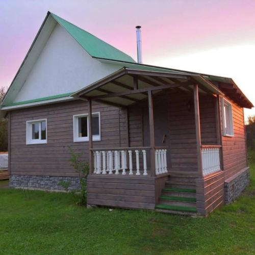 Мы задумали освежить облик нашей бревенчатой избушки, для чего обшили ее деревянной доской. 06