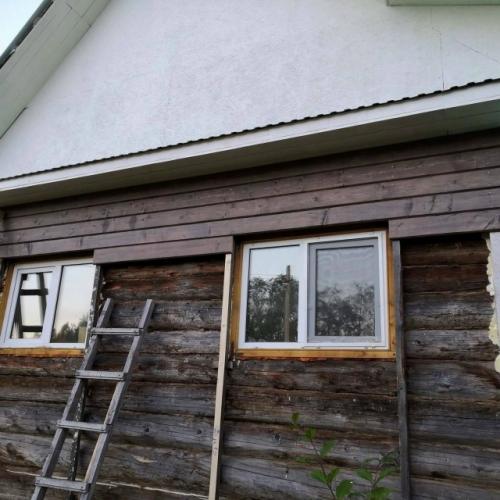 Мы задумали освежить облик нашей бревенчатой избушки, для чего обшили ее деревянной доской. 02