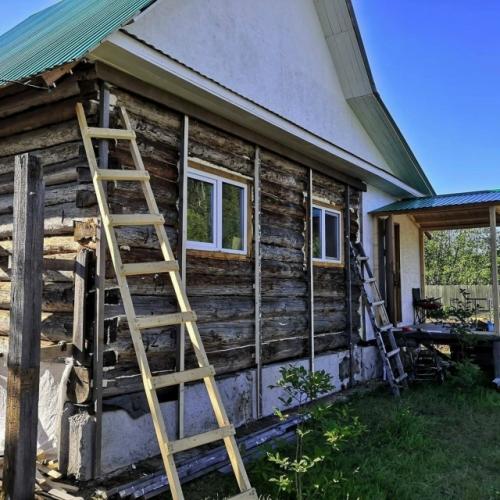 Мы задумали освежить облик нашей бревенчатой избушки, для чего обшили ее деревянной доской. 01