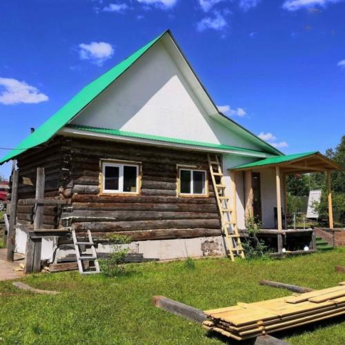 Мы задумали освежить облик нашей бревенчатой избушки, для чего обшили ее деревянной доской. 

