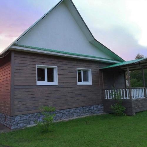 Мы задумали освежить облик нашей бревенчатой избушки, для чего обшили ее деревянной доской. 07