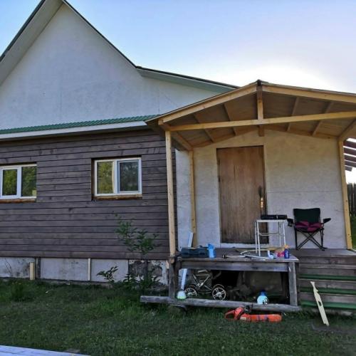 Мы задумали освежить облик нашей бревенчатой избушки, для чего обшили ее деревянной доской. 03